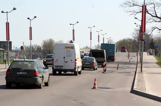 Jelgavā šonedēļ sāk ielu bedrīšu remontu ar auksto tehnoloģiju