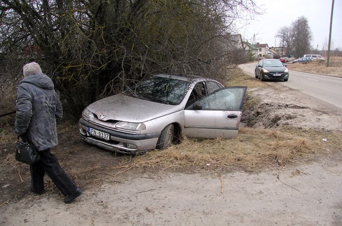 No mājas pagalma 6. līnijā nozog automašīnu, netālu avarē un turpat pamet