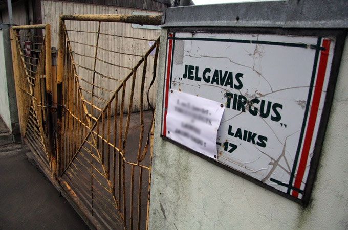 Jelgavas tirgū atsavina 25 040 nelegālo cigarešu, aizturēta četru personu grupa