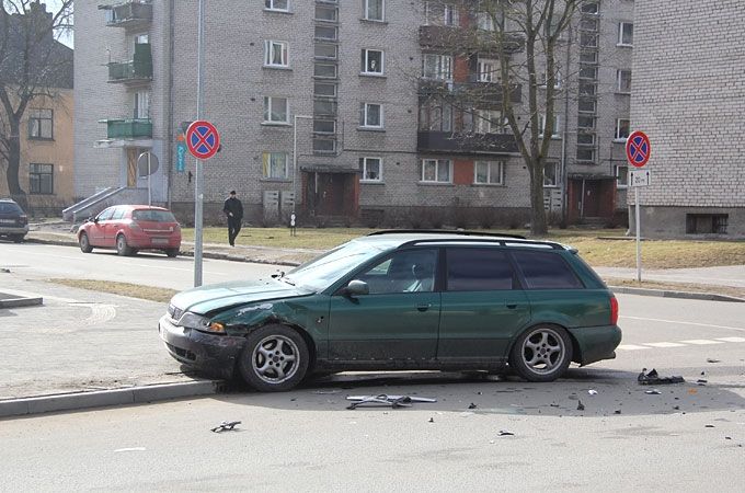 Saules apžilbināts, nepamana pa Raiņa ielu braucošo un avarē