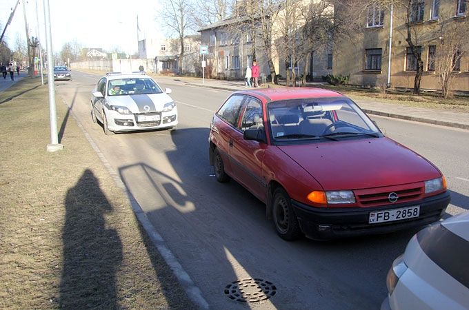 Uzbrauc stāvošām mašīnām un aizbēg no notikuma vietas