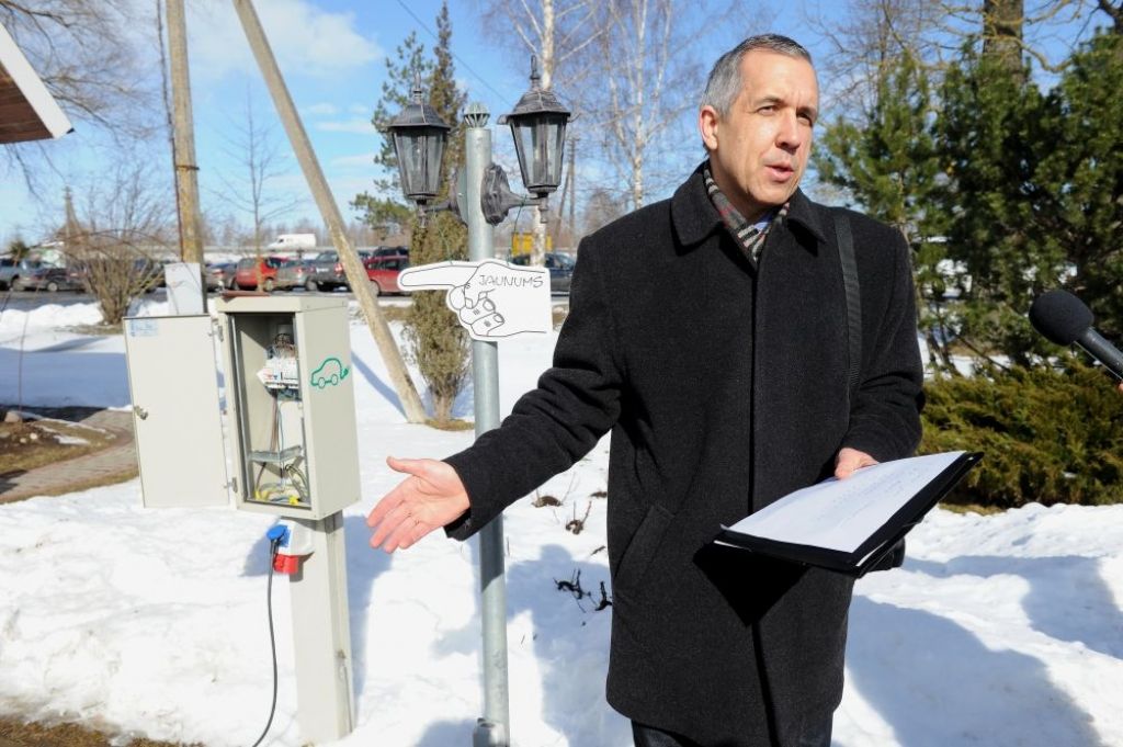Pirmo elektromobiļu uzlādes vietu ārpus apdzīvotajām vietām atklāj Jelgavas novadā
