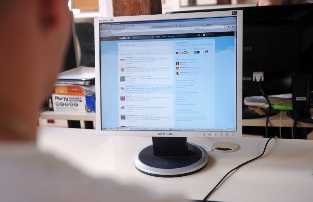 Pilns internets ar ziloņiem trauku veikalā