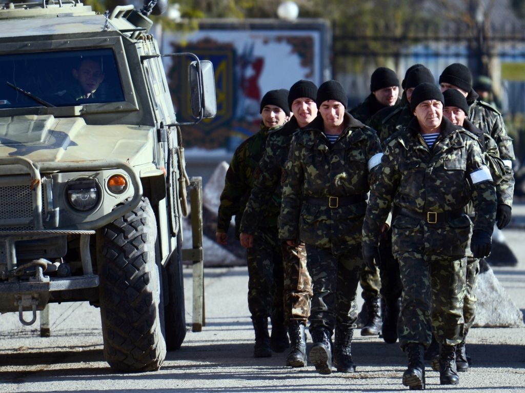 Ukrainas armijai Krimā dota atļauja lietot ieročus