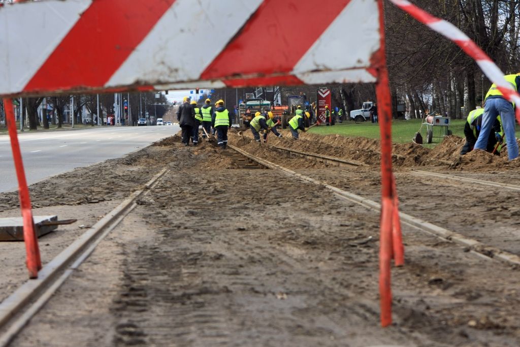 Strauji krītošās ceļu būves izmaksas raisa bažas par darbu kvalitāti