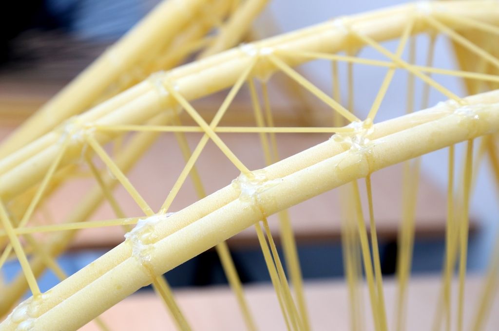 FOTO: Spageti makaronu tiltu konstruēšanas sacensības