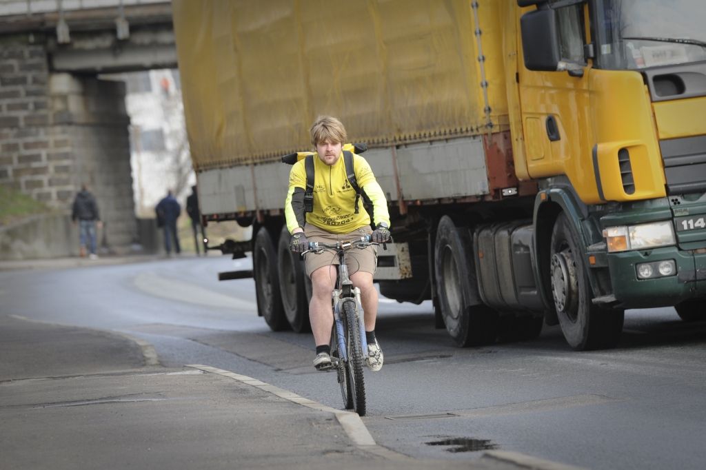 Velosipēdisti lielajam transportam pa kājām