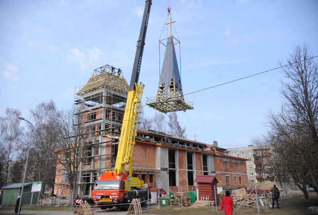 Rīgas dievnama būvobjekts tiek pie 5 tonnas smaga torņa