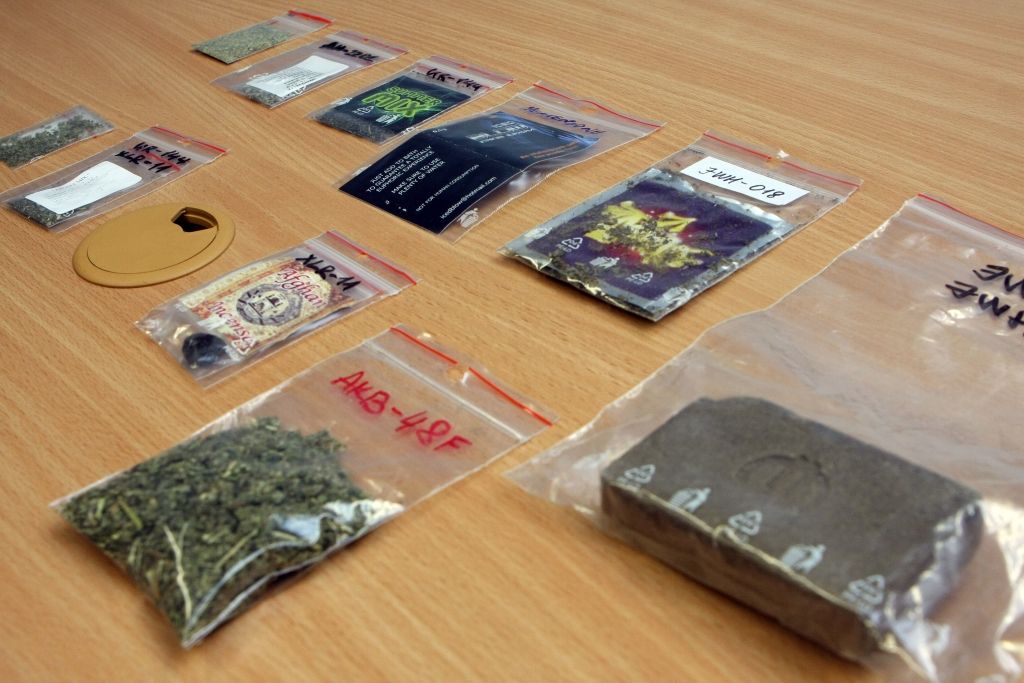 Deputāta Krēsliņa dēlu pieķer auto vedam vairāk nekā kilogramu legālo narkotiku