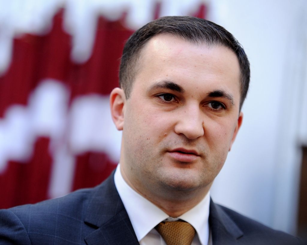Naudiņš sēžas ministra krēslā