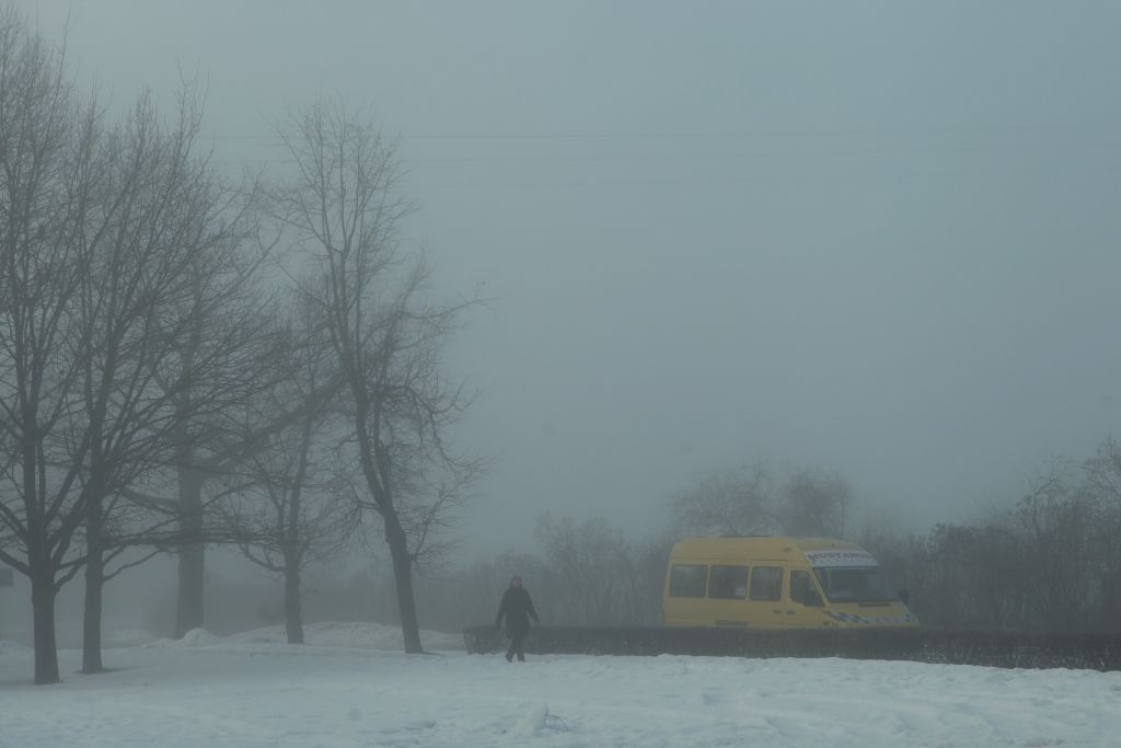 Svētdienas rītā uz autoceļiem vietām bieza migla