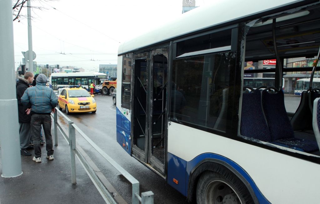 Sestdien Rīgā draudēts uzspridzināt sabiedrisko autobusu