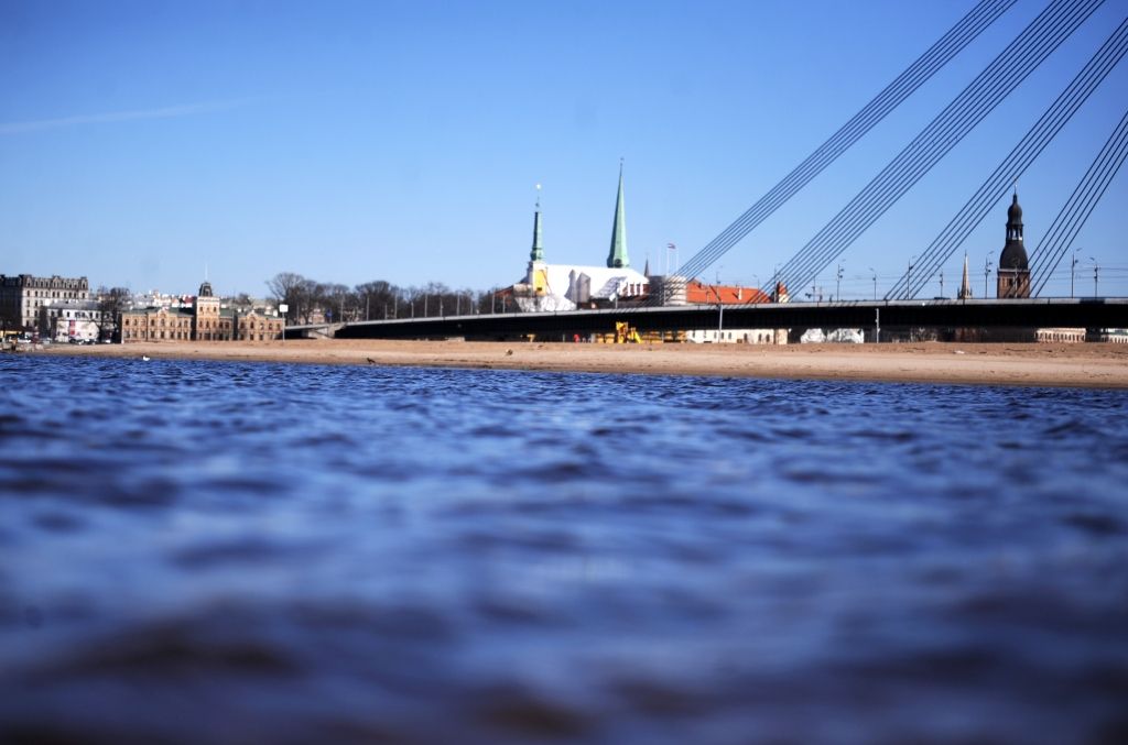 Daugavā pie promenādes iekrituši divi vīrieši
