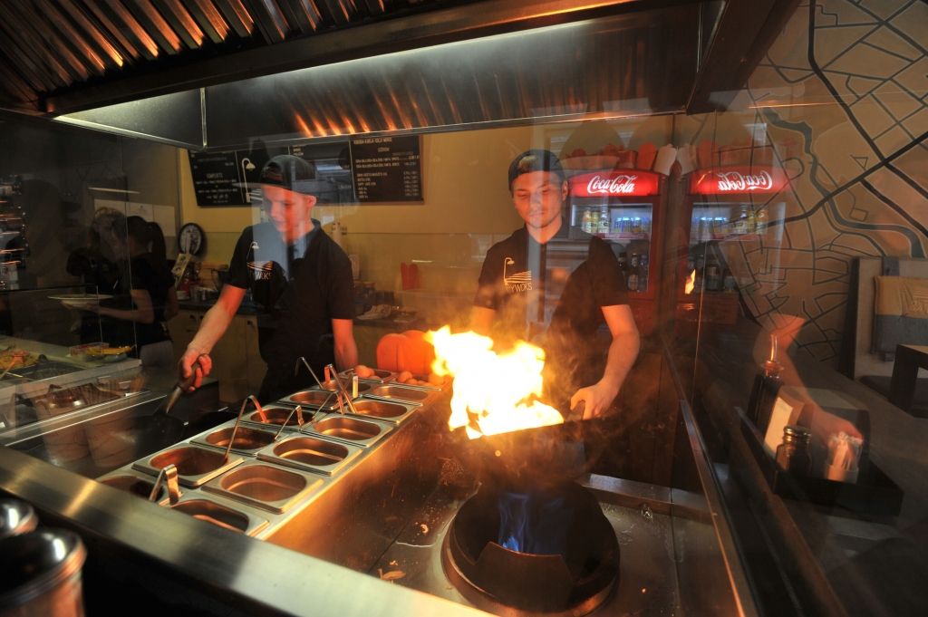 Sākam biznesu: No biroja galda pie wok pannām