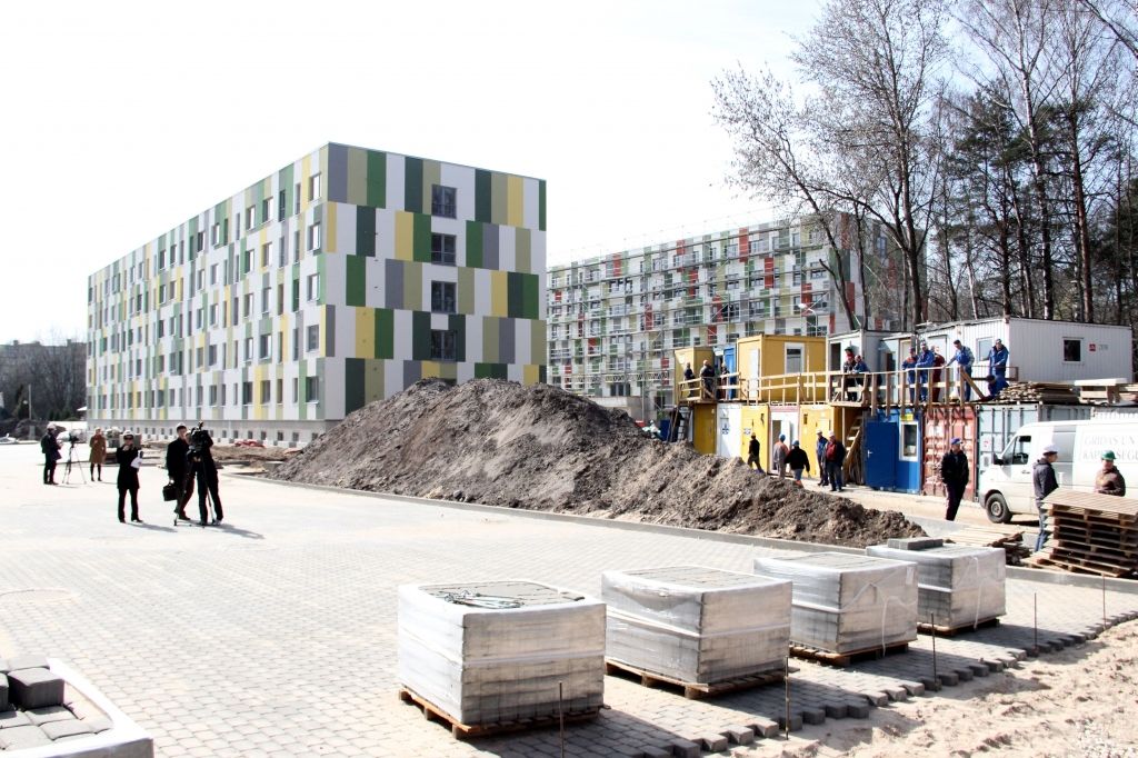 Pārbauda sociālo dzīvojamo māju un veselības centra būvniecības gaitu Imantā
