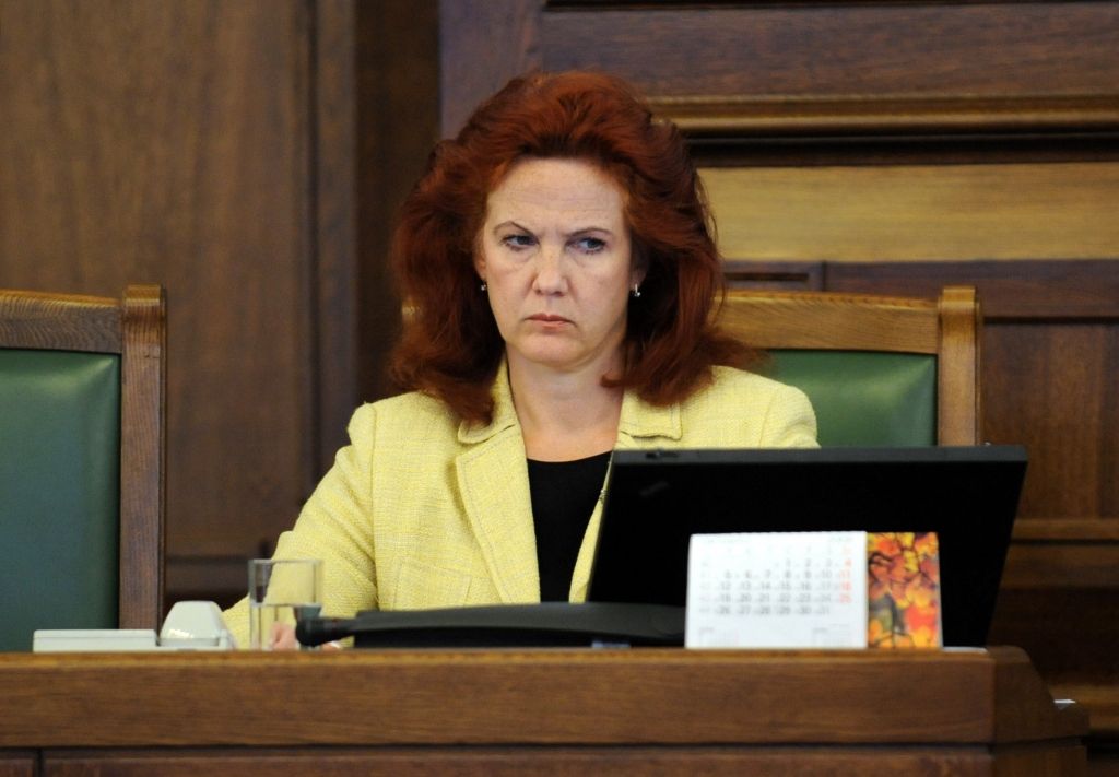 Āboltiņa pārmāca deputātus