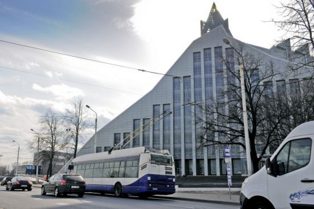 FOTO: Gaismas pils pret Rīgas satiksmi
