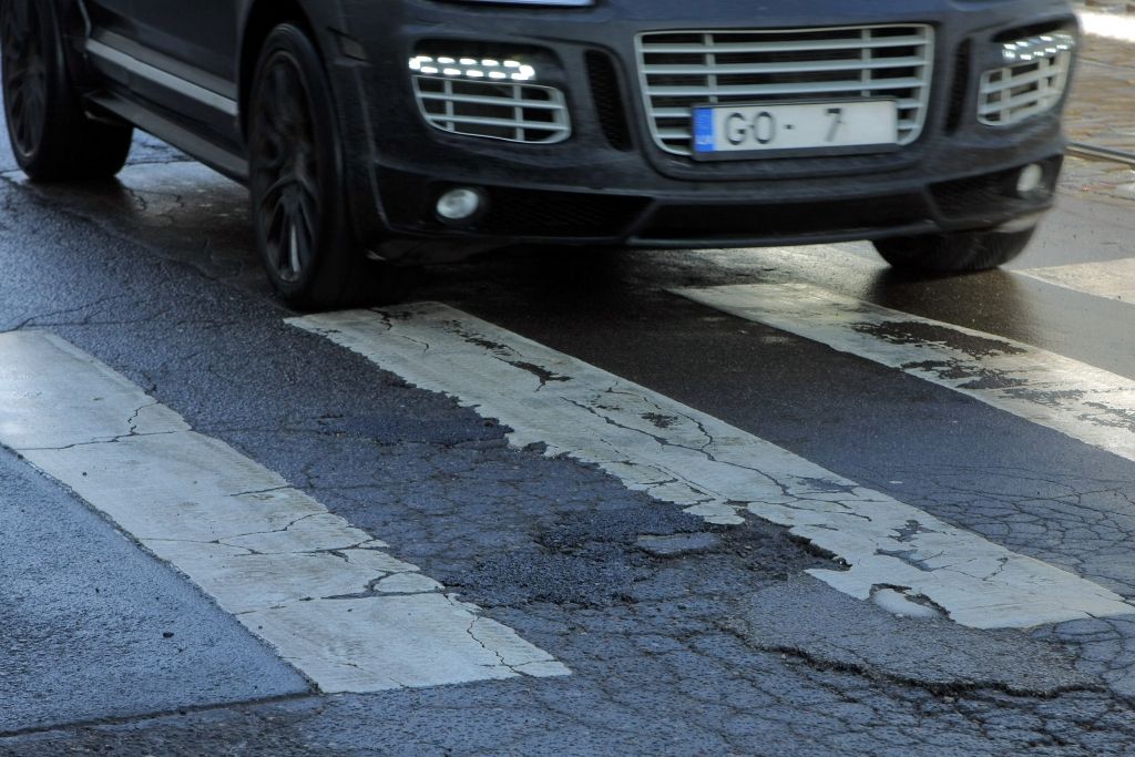 LCB: nav saprotams, kur paliek iemaksātā autoceļu lietošanas nodeva