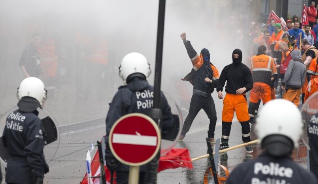 Briselē izcēlušās sadursmes starp arodbiedrību demonstrantiem un policiju