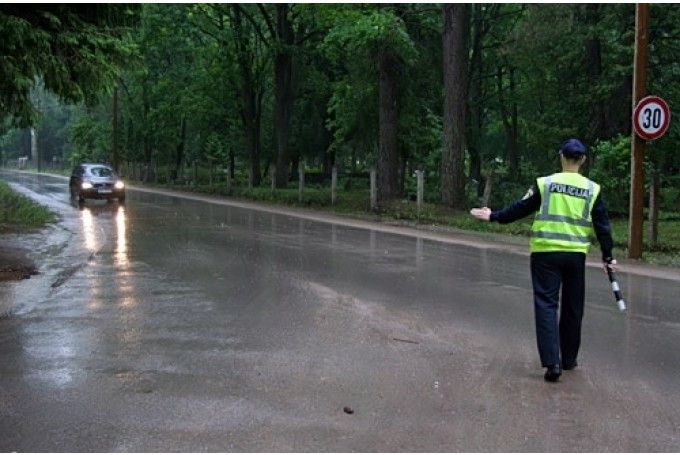 Jelgavā aizturēts šogad piektais kukuļdevējs autovadītājs; par agresīvu braukšanu policistam piedāvāja 70 eiro