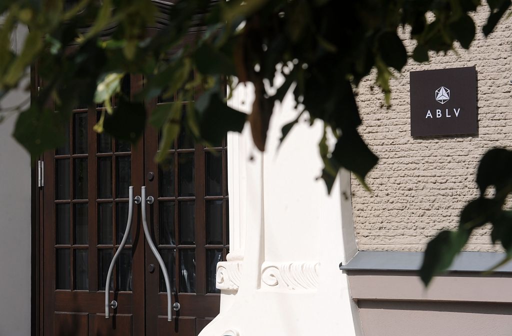Bēguļojošā ukraiņu miljardiera Kurčenko ārzonas kompānijas līdzekļus pārskaitījušas caur Latvijas ABLV Bank