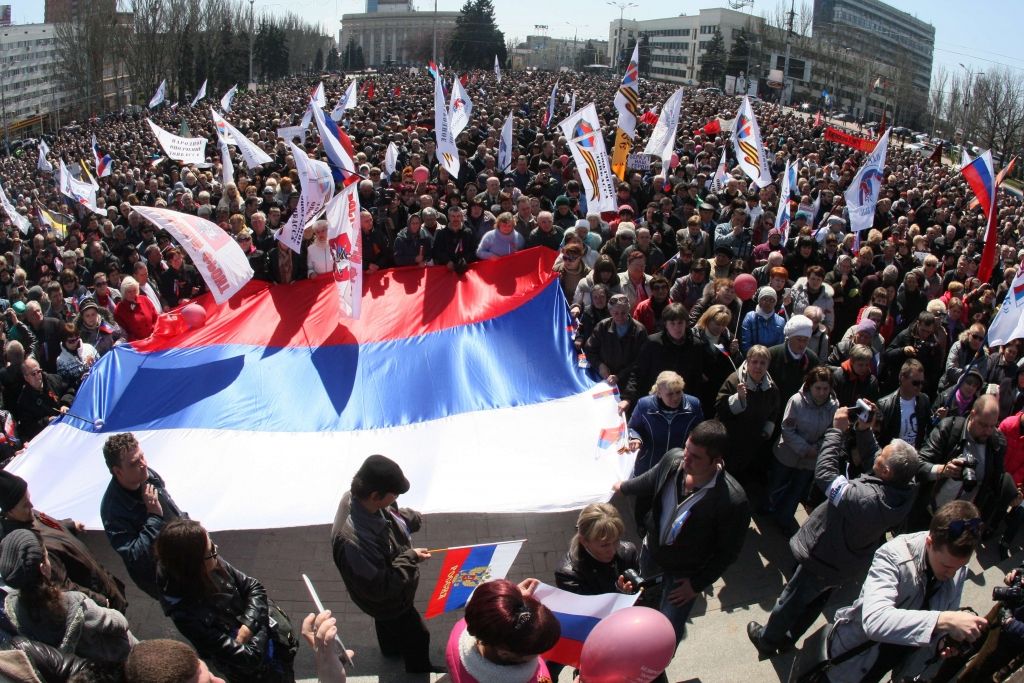 Ukrainas austrumu pilsētās prokrieviskie demonstranti uzbrūk administrācijas ēkām; paceļ Krievijas karogus