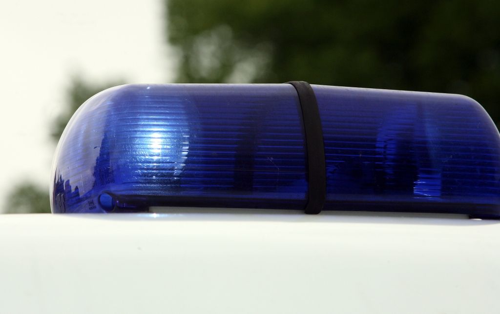 Purvciemā huligāns apskādē veikala durvis un turpat aizmieg