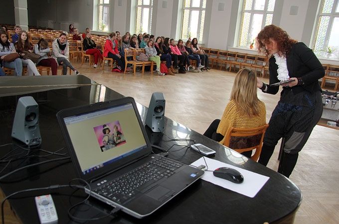 Valsts ģimnāzijas absolvente skolēniem stāsta, kā no diriģentes kļuvusi par televīzijas zvaigžņu pucētāju