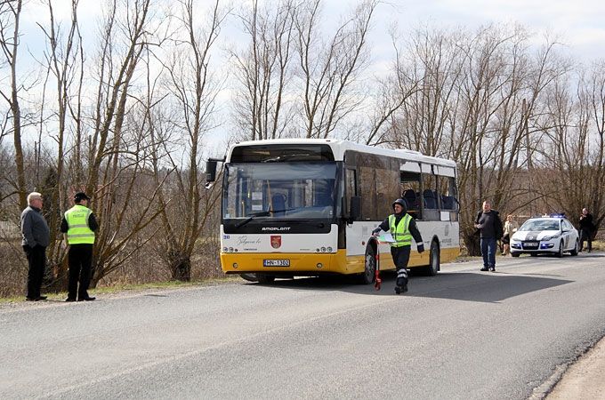 Pie Jelgavas robežas autobusā ieskrējis baļķvedējs; deviņi bērni hospitalizēti, traumas lielākoties vieglas (precizēts, papildināts ar policijas informāciju)