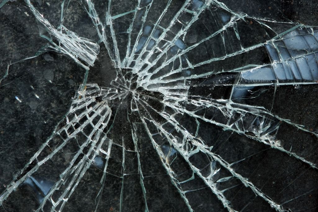 papildināts (17:38) - FOTO: Pie Jelgavas robežas autobusā ieskrējis baļķvedējs; lielākoties vieglas traumas guvuši vairāki bērni