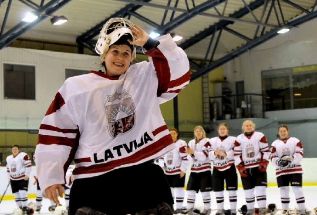 Latvijas hokejistes uzveic Ziemeļkoreju, nodrošinot vietu A grupā