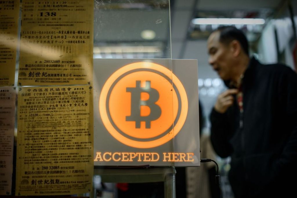 Bitcoin nogāzies zem 400 dolāru atzīmes