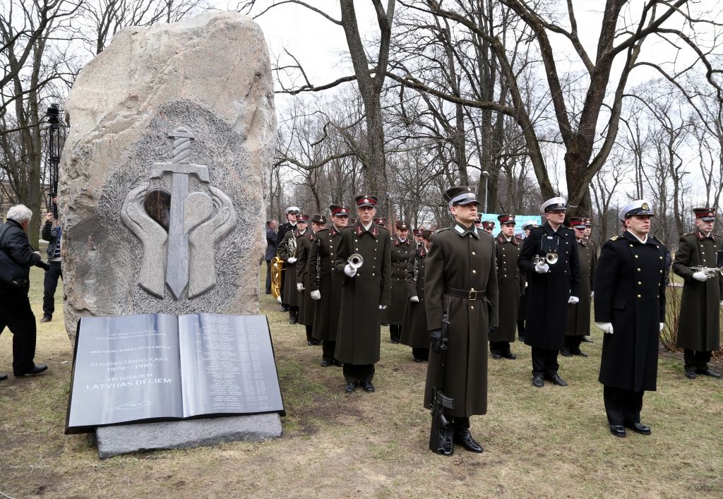 FOTO: Rīgā atklāts piemineklis Afganistānas karā kritušajiem Latvijas dēliem