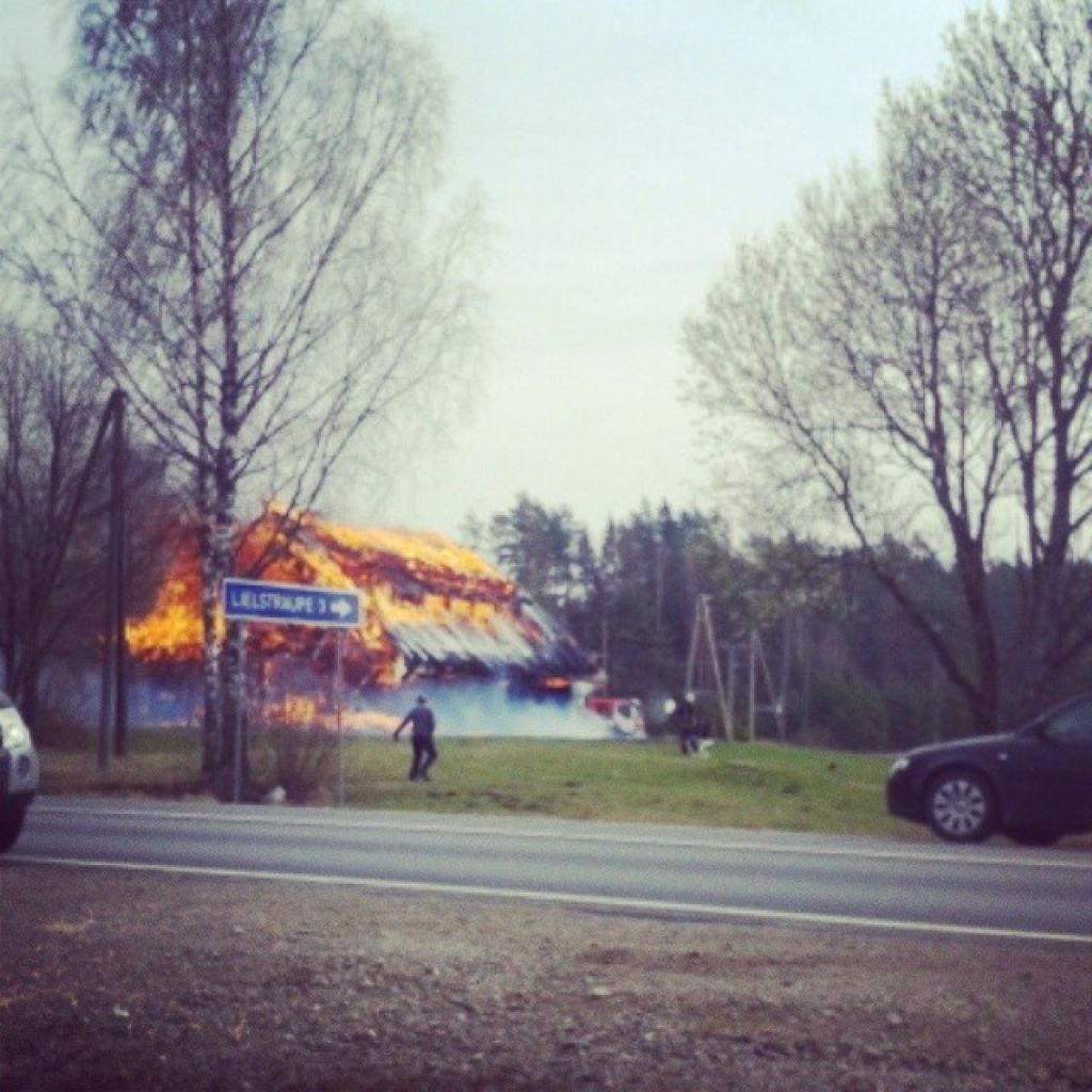 papildināts (16:14) - FOTO: Ugunsgrēks noposta Braslas krogu