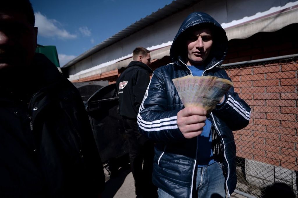 Eksperti: Ukrainas Bankas lēmums paaugstināt likmi nespēs bremzēt grivnas kritumu