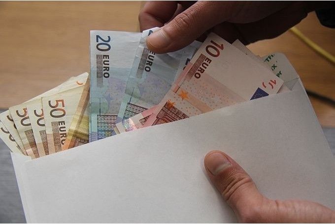 Iedzīvotāji par ērtu uzskata gan bezskaidras, gan skaidras naudas pāreju uz eiro