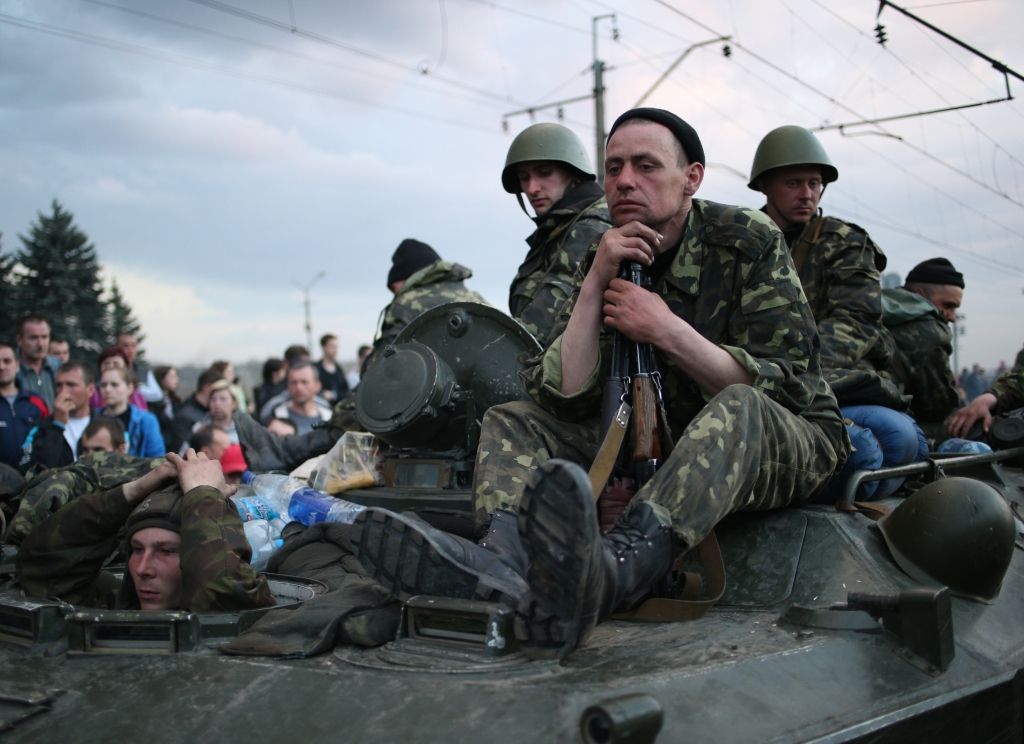 Papildināta ar foto - Uzbrukumā Ukrainas armijas bāzei nogalināti trīs bruņoti separātisti