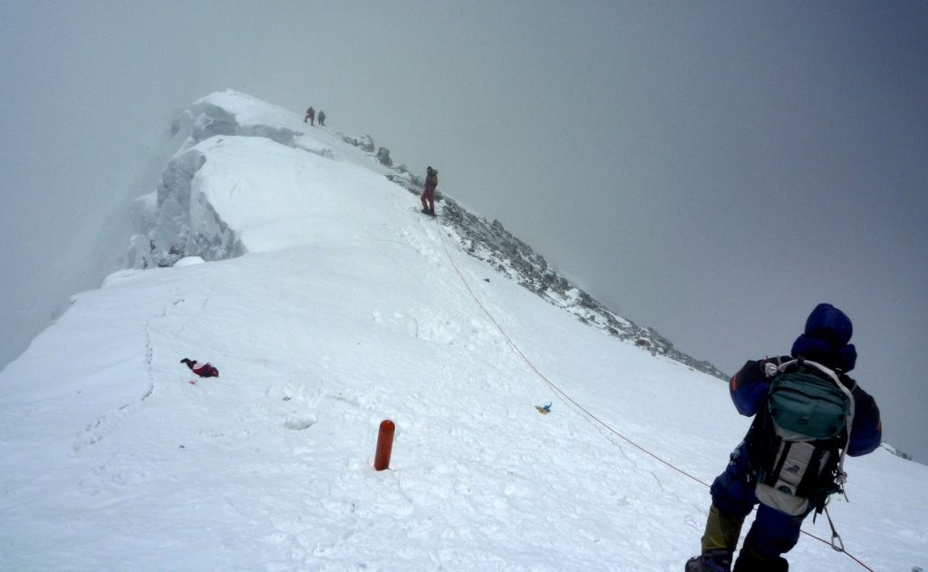 papildināts (15:19) - Lielākā traģēdija alpīnisma vēsturē Everestā: Lavīnā dzīvību zaudē 12 cilvēki