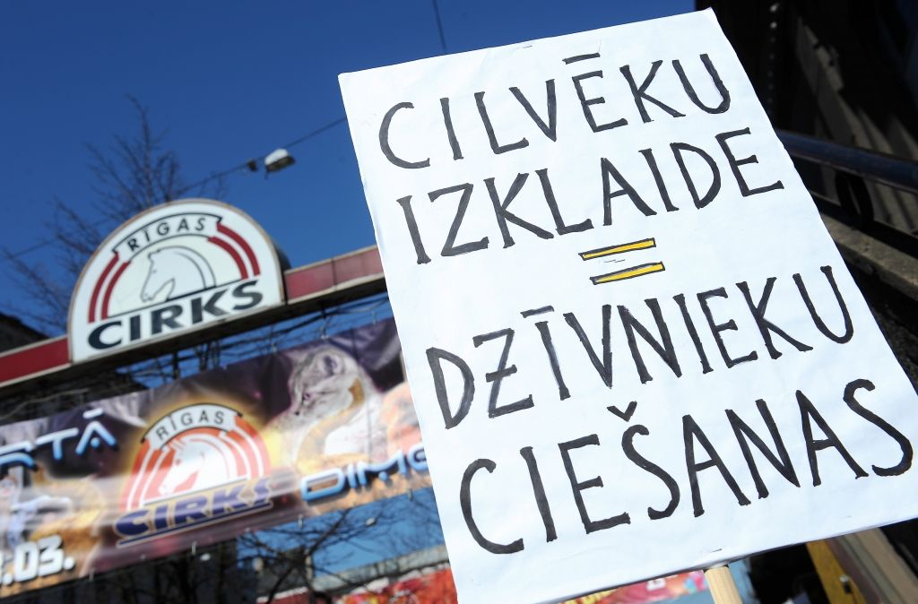 FOTO: Vairāki desmiti cilvēku protestē pret dzīvnieku izmantošanu Rīgas cirkā