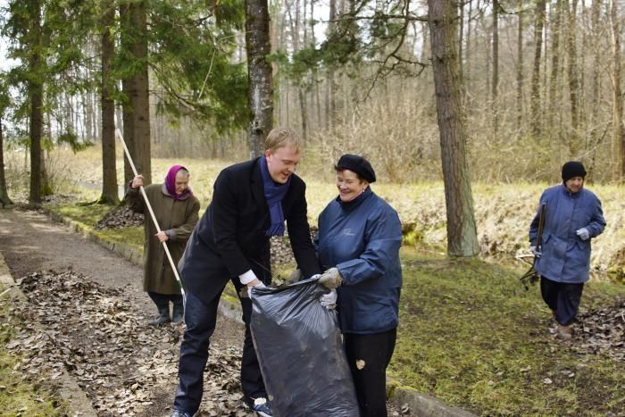 NĪP pirms Lielās talkas sakopj piemiņas vietu RAF masīvā