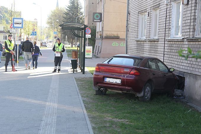 Nesavalda auto un iestūrē mājas sienā