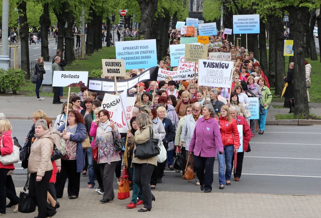 Protestējošajiem izglītības darbiniekiem strauju algu pieaugumu nesola