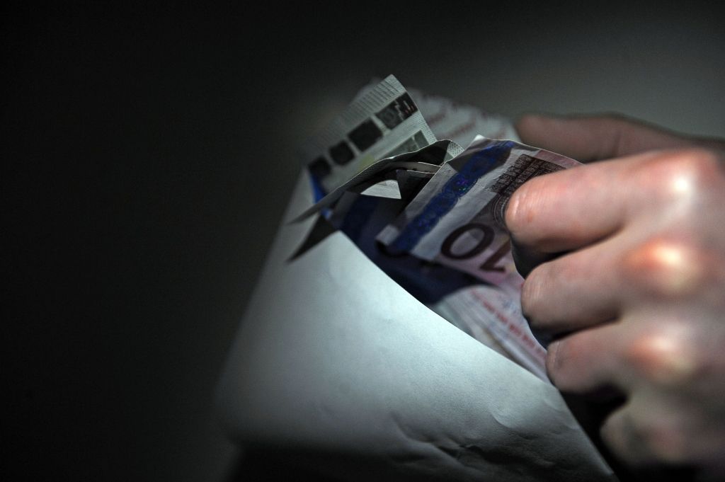 Papildināta - Par 13 000 eiro kukuļa ņemšanu aiztur RD Kapsētu pārvaldes priekšnieku Jāni Upīti