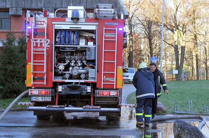 Ugunsdzēsēji brīvdienās glābuši mālos iestigušu zēnu un tīklos satinušos sievieti