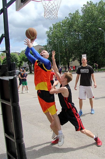 Strītbols. «Ghetto Basket» Jelgavas pirmajā posmā uzvar «Armet»
