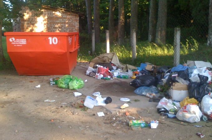 Kādā kondīcijā jābūt atkritumu savācējiem, lai mēslus izbērtu blakus kapiem! (papildināts ar SIA «Jelgavas komunālie pakalpojumi» valdes locekļa Alvila Grīnfelda komentāru)