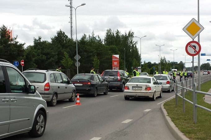 Policijas masveida reidos uz autostrādēm pārbauda katru auto, patruļas arī uz lauku ceļiem 