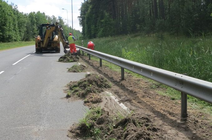 Autoceļu nomaļu uzaugums noņemts vairāk nekā 43 000 m3 apmērā