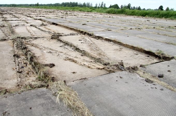 «Aizņemas» lidlauka plāksnes; zagļiem brangs guvums Vircavā