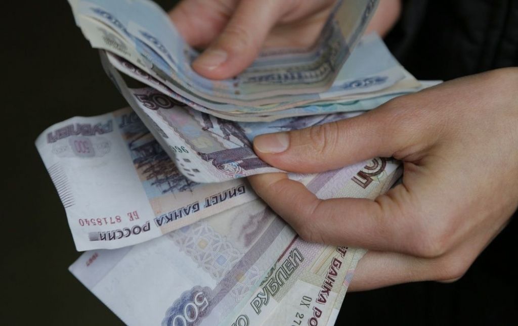 Rubļa vērtība pusotra mēneša zemākajā līmenī